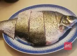 Illustration of how to make pan-fried Wuchang fish 1