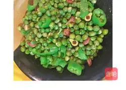 Illustration of how to stir-fry sausages with peas and green beans 4