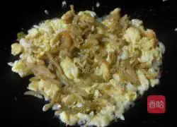 Illustration of how to make scrambled eggs with pickled mustard 4