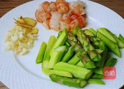  Illustration of how to make stir-fried asparagus and shrimp 1