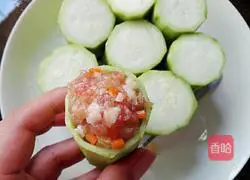 Illustration of how to make stuffed loofah 6