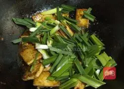 Illustration of how to make fried tofu with garlic sprouts 5