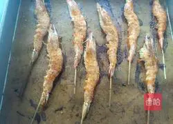 Illustration of how to make beer skewered shrimp 7