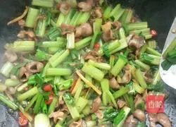 Illustration of how to make fried sausage with celery 5