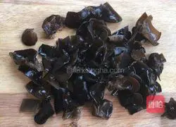 Illustration of how to make diced black fungus and broad bean cake 4