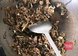 Illustration of how to make pork with pickles and vegetables 9