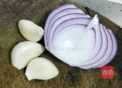 Illustration of how to make fried white clams with onions 3