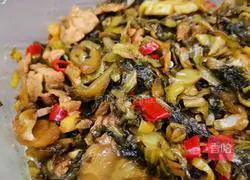 How to stir-fry pork with sauerkraut Illustration 3