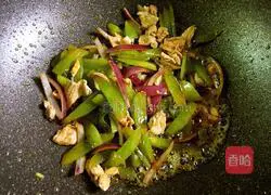 Illustration of how to stir-fry lettuce and meat 6