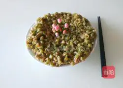 Illustration of how to make steamed dumplings with spiced green beans 12