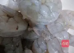 Illustration of how to make fried shrimps with crushed black pepper 1