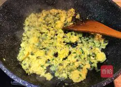 Illustration of how to make fragrant Sophora japonica eggs 8