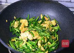 Illustration of how to make fried eggs with garlic moss 8