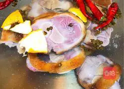 Illustration of how to make braised pig trotters with potatoes and fruits 4