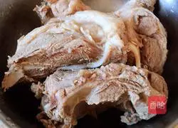 Illustration of how to make pork bones with soy sauce 2