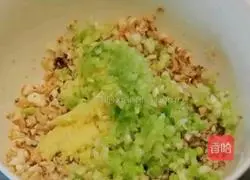 Illustration of how to make minced meat and winter melon rolls 3