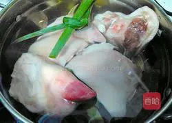 Illustration of how to make yam stewed pig's trotters 5