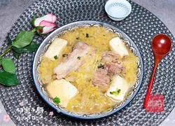 Illustration of how to stew big bones with pickled cabbage 18