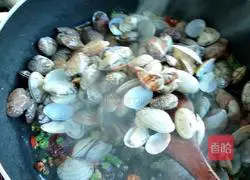 Illustration of how to stir-fry spicy Huaha 8