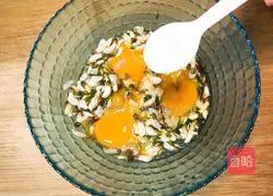 Illustration of how to make fragrant Sophora japonica eggs 4