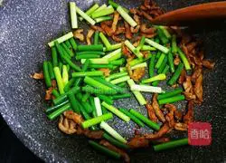 Illustration of how to stir-fry shredded pork with garlic moss 7