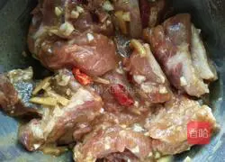 Illustration of how to make garlic steamed pork ribs 4