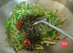 Illustration of how to stir-fry meat with wild bamboo shoots 6