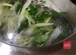 Illustration of how to steam Wuchang fish with black bean sauce 6