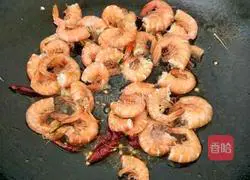 Illustration of how to make fried shrimp with double pepper 4