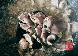 Illustration of how to cook duck gizzards with double peppers 5