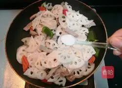 Illustration of how to make stir-fried lotus root 18