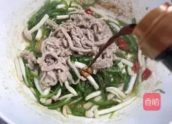 Illustration of how to make spicy stir-fried shredded pork with white jade mushrooms 11