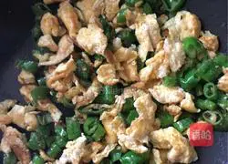 Illustration of how to make scrambled eggs with Hangzhou pepper 6