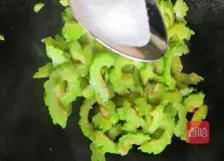 Illustration of how to make bitter melon and fried pork slices 12