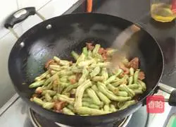 Illustration of how to make fried beans and meat 9