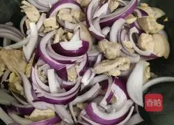 Illustration of how to stir-fry pork with onions 5