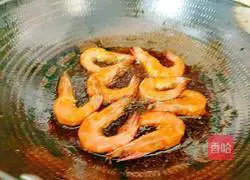 Illustration of braised prawns in oil 11