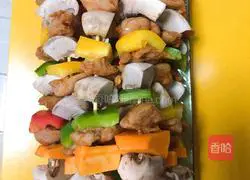 Illustration of how to make skewers of chicken, fruits and vegetables 9