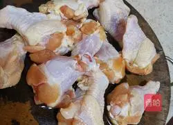 Illustration of how to make crispy fried chicken legs 1