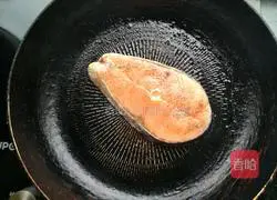 Illustration of how to make dry-fried salmon 4