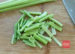 Illustration of how to make fried shredded pork with celery 6