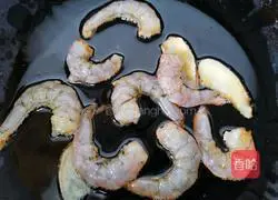 Illustration of how to stir-fry leeks with shrimps 7