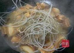 Illustration of how to make braised vermicelli with cabbage and pork 7
