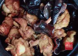 Illustration of how to make chicken stew with fungus 8