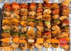 Illustration of how to make skewers of chicken, fruits and vegetables 11