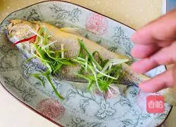 Illustration of how to make steamed yellow croaker 4