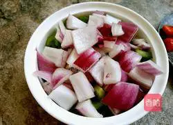 Illustration of how to make diced chicken with colored pepper 4