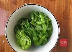 Fried eggs with green peppers Illustration of how to do it 3