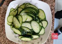 Illustration of how to make cucumber scrambled eggs 2