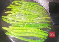 Illustration of how to make stir-fried pork slices with green beans 1